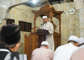 Syahrul saat menyampaikan ceramah kepada jama'ah masjid pada safari Ramadhan.