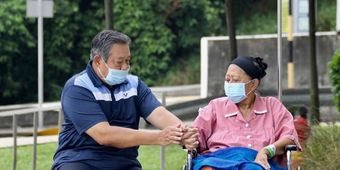 Foto saat Bambang Yudhoyono menemani Istri Tercintanya Ani Yudhoyono. 
Dok Kompas.com