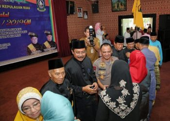 Gubernur saat menyalami seluruh hadirin Halal Bi Halal LAM Provinsi.