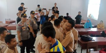 Para pelajar kedua sekolah berpelukan seusai didamaikan oleh pihak kepolisian. Foto : alam/detak.media