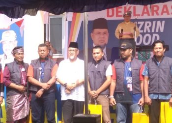 Huzrin Hood (baju putih) pada saat mendeklarasikan diri maju sebagai calon Gubernur Kepri pada pemilu 2020 mendatang, di Tanjungpinang, Selasa (24/9), foto : Alam/detak.media