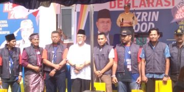 Huzrin Hood (baju putih) pada saat mendeklarasikan diri maju sebagai calon Gubernur Kepri pada pemilu 2020 mendatang, di Tanjungpinang, Selasa (24/9), foto : Alam/detak.media