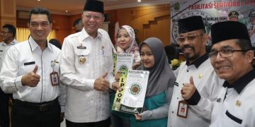 Wali Kota Tanjungpinang, H. Syahrul, S. Pd saat menyerahkan sertifikt halal