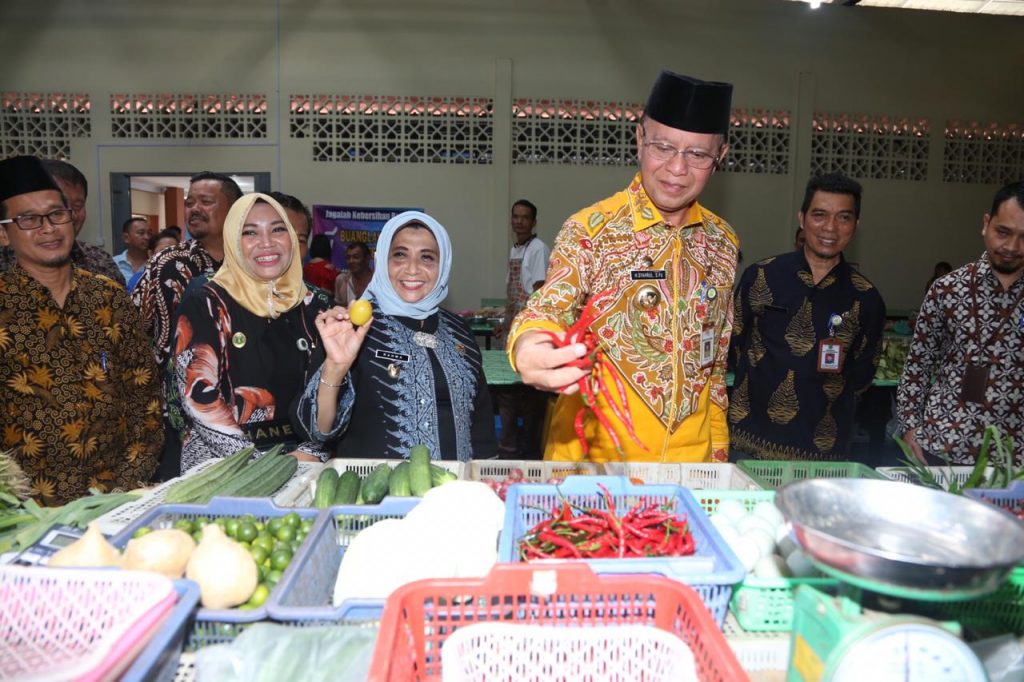 Walikota dan Wakil Walikota Tanjungpinang, H. Syahrul, S.Pd dan Rahma, S.IP saat meninjau salah satu pasar di Tajungpinang, Senin (23/3/2020)