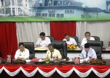 Jumaga Nadeak saat membuka Sidang