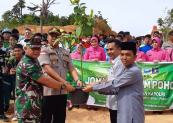 Anggota DPRD Provinsi Kepri Wahyu Wahyudin, bersama instansi terkait melakukan penanaman pohon di lingkungan SMAN 21 Kabil