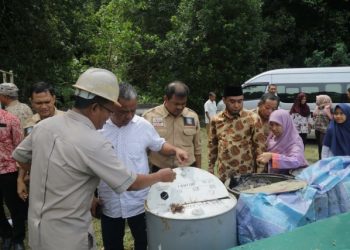 Turun ke lapangan. Tampak beberapa anggota komisi III DPRD Kepri meninjau pencemaran limbah minyak hitam di Kabupaten Bintan, Selasa (22/01/19).