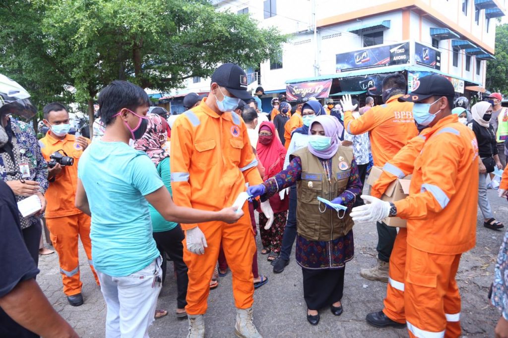 Plh Walikota Tanjungpinang Rahma saat membagikan masker dan hand sanitizer di Pasar Tradisional Bintan Center dan Pasar Baru Kota Tanjungpinang, Kamis (23/4).