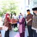 Plh Walikota Tanjungpinang Rahma saat membagikan Sembako Gratis Tahap 1 kepada masyarakat di sejumlah kecamatan di Tanjungpinang.