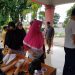 Masyarakat saat mengantere membeli bahan makanan pasar murah lebaran yang di gelar Pemerintah Kota Tanjungpinang, Selasa (5/5/2020).