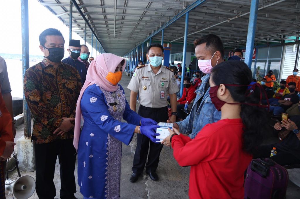Plt Walikota Tanjungpinang, Rahma Saat melepas rombongan Pekerja Asal Sambas