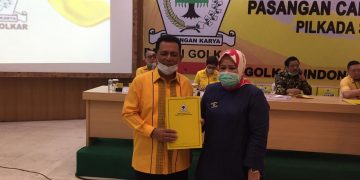 Ansar Ahmad dan Marlin Agustine pada saat menerima surat rekomendasi dari DPP Golka. Foto : ist