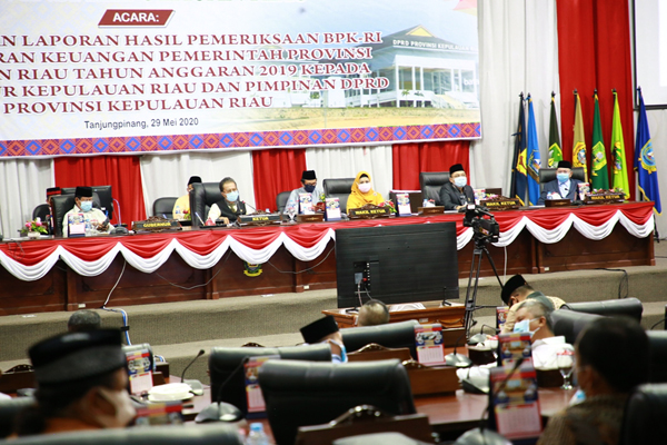 Ketua DPRD Kepri Jumaga Nadeak saat membuka rapat paripurna