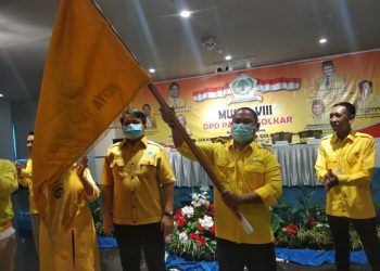 Untung Budiawan mengibarkan bendera Partai Golkar, f : ist