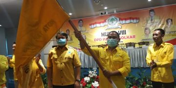 Untung Budiawan mengibarkan bendera Partai Golkar, f : ist