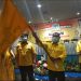 Untung Budiawan mengibarkan bendera Partai Golkar, f : ist