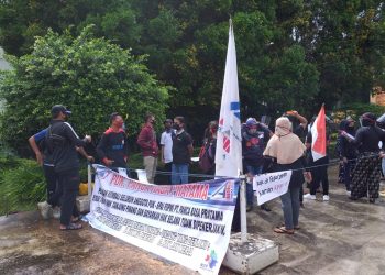 Puluhan karyawan PT Panca Rasa Pratama pada saat aksi demo didepan kantornya, f : Mael/detak.media