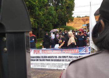 Karyawan PT Panca Rasa Pratama pad saat melakukan aksi demo didepan kantornya, Rabu (9/9/2020) pagi, f : mael/detak.media