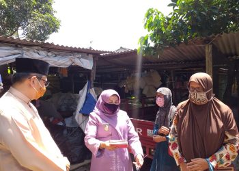 Plt Wako Tanjungpinang, Rahma didampingi Sekdako, Teguh Ahmad pada saat mendatangi bank sampah di Sei jang, f : mael/detak.media