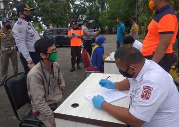 Suasana pada saat melakukan razia masker