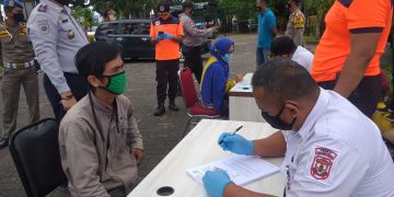 Suasana pada saat melakukan razia masker