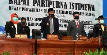 Bupati Abdul Hamid Rizal Beserta Wabup Yuni Suprapti saat menghadiri Pelantikan PAW Ketua DPRD Natuna