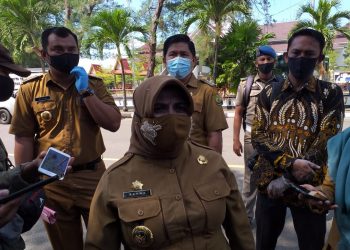 Walikota Tanjungpinang, Rahma seusai membagikan ribuan masker, f : mael/detak.media