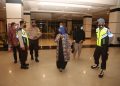 Walikota Tanjungpinang, Rahma (tengah) bersama petugas pada saat membubarkan kegiatan yang melanggar protokol kesehatan, f : ist