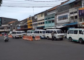 Deretan angkot antri dijalanan pasar Tanjungpinang, f : mael/detak.media