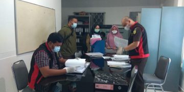 Tim dari Kejari Bintan pada saat melakukan penggeledahan di Kantor BUMD Bintan,f : Mael/detak.media