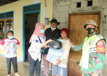 Yudi iskandar bersama istri pada saat menyerahkan bantuan kepada masyarakat, f :ist