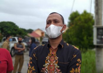 Wakil Ketua Komisi III DPRD Tanjungpinang, Surya Adtmaja pada saat sidak ke warga perumahan