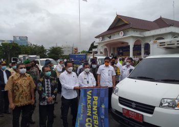 Sekda Tanjungpinang, Teguh Ahmad Syahfari (masker orange) pada saat menerima vaksin dari pemprov Kepri, f : mael/detak.media