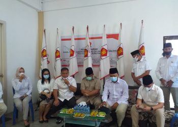 Iman Setiawan (tengah) saat berada di kantor DPC Gerindra Tanjungpinang, didampingi pengurus, f :mael/detak.media