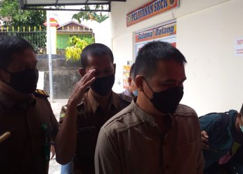 Tersangka korupsi BPHTB di BP2RD Tanjungpinang,  Yudi Ramdani, saat sampai di Mapolres Tanjungpinang, f : Mael/detak.media