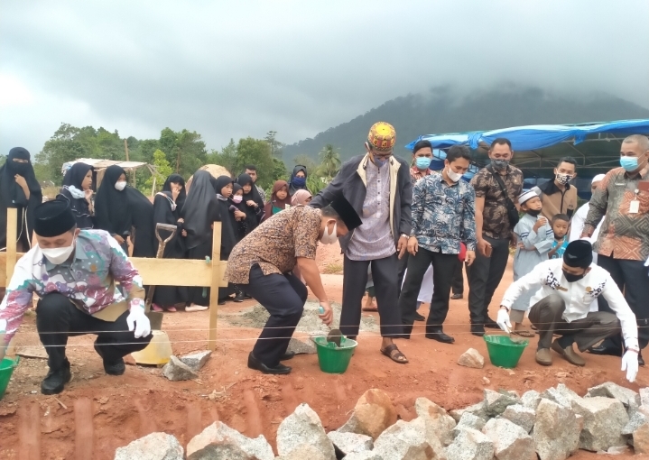 Sekda Natuna Letakkan Batu Pertama Masjid Utsman Bin Affan SDIT Anak ...