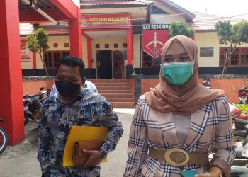 Oknum Anggota DPRD Tanjungpinang yang ditetapkan tersangka oleh Kepolisian terkait dugaan gelar palsu, Rini Pratiwi didampingi kuasa hukumnya, f : mael/detak.media