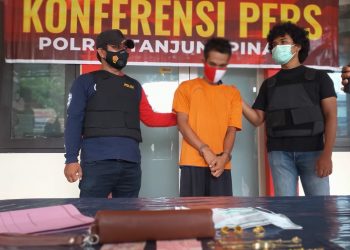 Pelaku (tengah) saat konfrensi pers di Mapolsek Tanjungpinang Timur, f : Mael/detak.media