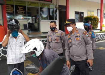 Pengunjung saat masuk kedalam Mapolres Tanjungpinang di periksa, f: Mael/detak.media