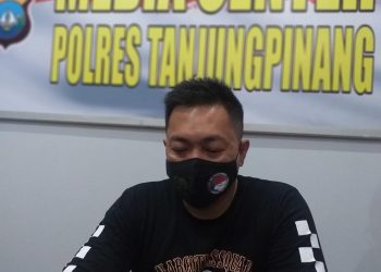 Kasat Narkoba Polres Tanjungpinang, AKP Ronny Burungudju, f : Mael/detak.media