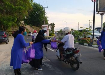 Ketua GOW Kota Tanjungpinang, Juwariyah saat memberikan takjil kepada masyarakat yang lewat, f : mael/detak.media