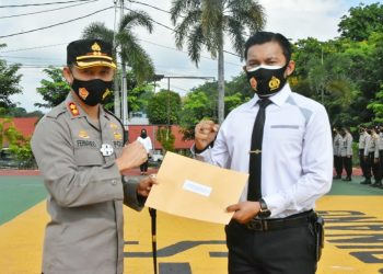 Kapilres Tanjungpinang, AKBP Fernando saat memberikan penghargaan kepada Bripka Zulhamsyah Putra sang penggagas Razia Perut Lapar cukup bayar Rp. 1000 atau seikhlasnya, f : ist