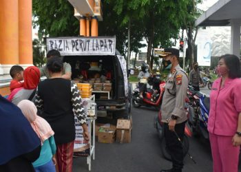 Kapolres Tanjungpinang, AKBP Fernando bersama istri saat berada di lokasi razia perut lapar yang dilakukan oleh Bripka Zulhamsyah, f : ist