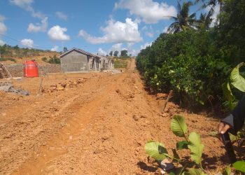 Lahan milik Sri yang tertimbun oleh pembangunan perumahan Citra Hill, f :mae/detak.media