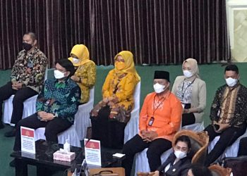 Ade Angga (kiri) dan Endang Abdullah (kanan baju orange) saat berada di ruang sidang paripurna DPRD Tanjungpinang, f : ist/wakcor.