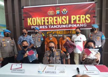 Kapolres Tanjungpinang, AKBP Fernando didampingi Kasat Reskrim, AKP Rio Reza Parindra dan Kasubag Humas Iptu Supriadi saat memperlihatkan barang bukti kasus pencabulan yang dilakukan oleh Lurah Tanjungpinang Kota, f : Mael/detak.media