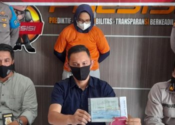 Kasat Reskrim Polres Tanjungpinang, AKP Rio Reza Parindra (tengah) saat memperlihatkan barang bukti berupa kwitansi dan cek kosong, f : alam/detak.media