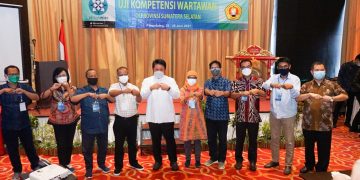 CAPTION FOTO: Gubernur Herman Deru (kemeja putih) bersama anggota Dewan Pers, Jamalul Ihsan dan para penguji UKW UPN Veteran Yogyakarta memimpin 'salam presisi' ciptaannya.