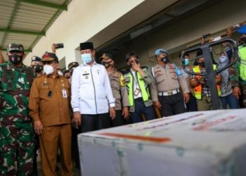 Gubernur Kepri, Isdianto saat menerima 13000 vaksin di Bandara RHF Tanjungpinang, f : ist