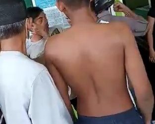 Pelaku saat dipukulin warga, foto hasil potongan video kiriman warga yang diterima media ini.